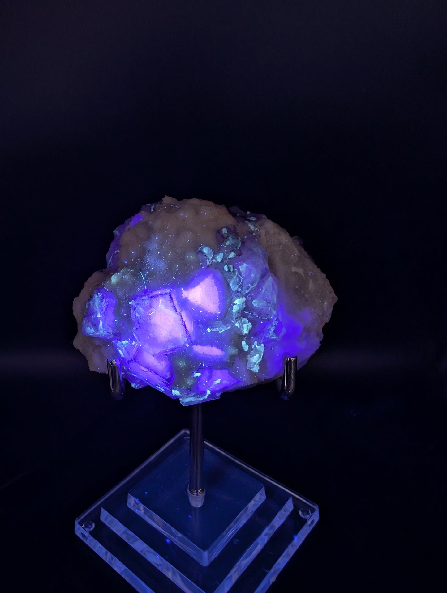 Fluorite with Calcite – UV Reactive & Phosphorescent Mineral Specimen (52 mm) 137g